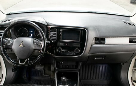 Mitsubishi Outlander III рестайлинг 3, 2017 год, 1 849 000 рублей, 13 фотография