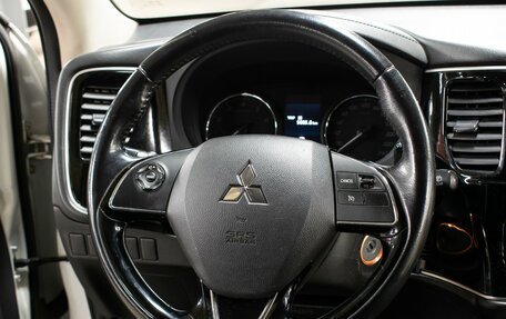 Mitsubishi Outlander III рестайлинг 3, 2017 год, 1 849 000 рублей, 16 фотография