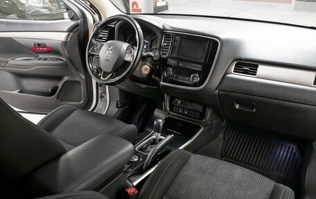 Mitsubishi Outlander III рестайлинг 3, 2017 год, 1 849 000 рублей, 10 фотография