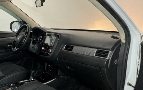 Mitsubishi Outlander III рестайлинг 3, 2021 год, 2 199 000 рублей, 13 фотография