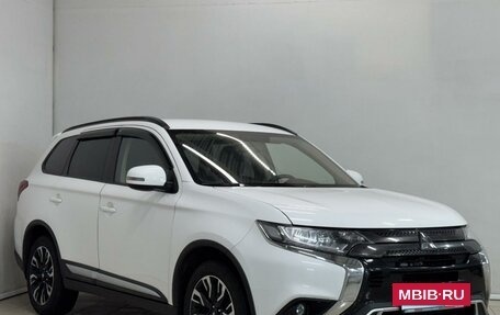 Mitsubishi Outlander III рестайлинг 3, 2021 год, 2 199 000 рублей, 9 фотография
