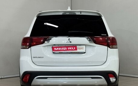 Mitsubishi Outlander III рестайлинг 3, 2021 год, 2 199 000 рублей, 5 фотография