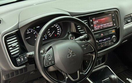 Mitsubishi Outlander III рестайлинг 3, 2018 год, 2 350 000 рублей, 10 фотография