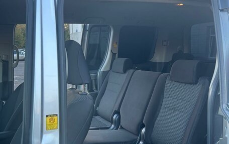 Toyota Noah III, 2010 год, 1 385 000 рублей, 12 фотография