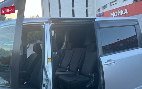 Toyota Noah III, 2010 год, 1 385 000 рублей, 11 фотография