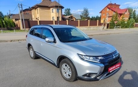 Mitsubishi Outlander III рестайлинг 3, 2022 год, 3 100 000 рублей, 2 фотография