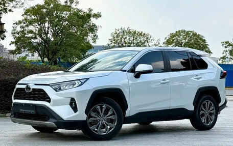 Toyota RAV4, 2022 год, 2 450 001 рублей, 1 фотография