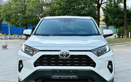 Toyota RAV4, 2022 год, 2 450 001 рублей, 2 фотография