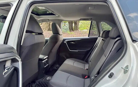 Toyota RAV4, 2022 год, 2 450 001 рублей, 11 фотография