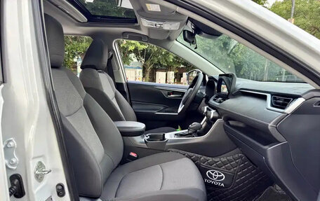 Toyota RAV4, 2022 год, 2 450 001 рублей, 18 фотография