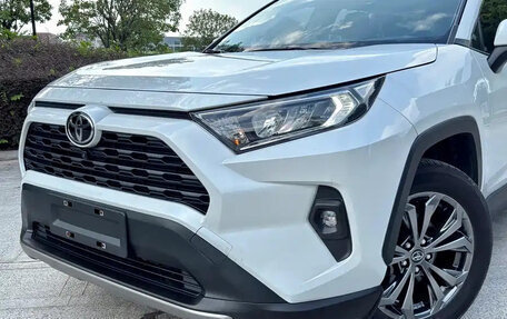 Toyota RAV4, 2022 год, 2 450 001 рублей, 21 фотография