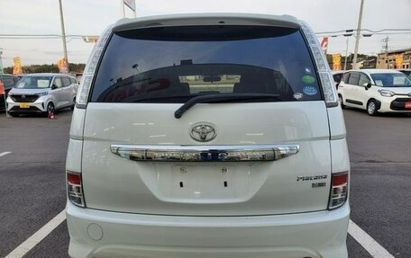 Toyota ISis I, 2014 год, 1 200 000 рублей, 8 фотография
