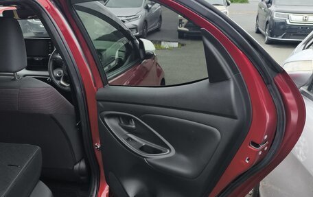 Toyota Yaris, 2022 год, 1 200 000 рублей, 31 фотография