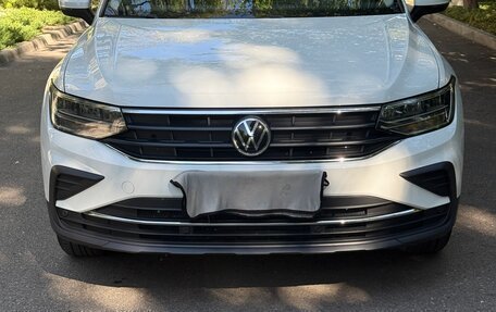 Volkswagen Tiguan II, 2021 год, 2 650 000 рублей, 2 фотография