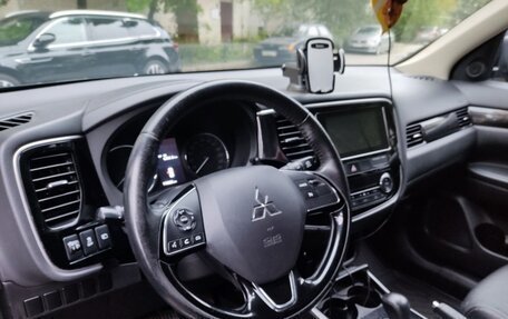 Mitsubishi Outlander III рестайлинг 3, 2018 год, 2 200 000 рублей, 9 фотография