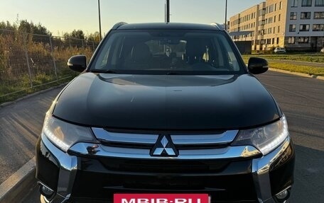 Mitsubishi Outlander III рестайлинг 3, 2018 год, 2 200 000 рублей, 2 фотография