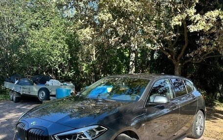 BMW 1 серия, 2020 год, 2 725 000 рублей, 3 фотография