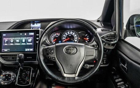 Toyota Noah III, 2018 год, 2 320 000 рублей, 10 фотография