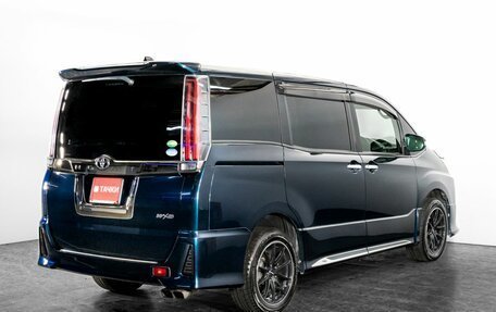Toyota Noah III, 2018 год, 2 320 000 рублей, 3 фотография