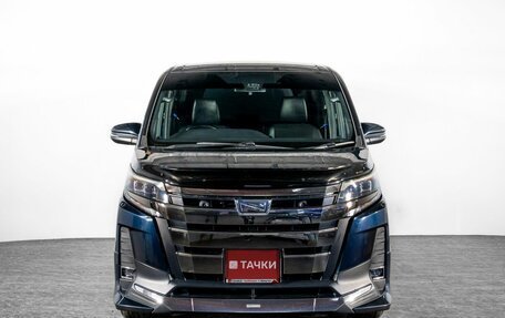 Toyota Noah III, 2018 год, 2 320 000 рублей, 2 фотография