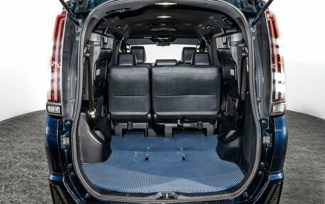Toyota Noah III, 2018 год, 2 320 000 рублей, 20 фотография