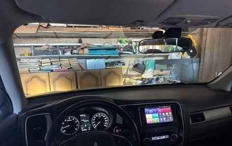 Mitsubishi Outlander III рестайлинг 3, 2015 год, 1 800 000 рублей, 3 фотография