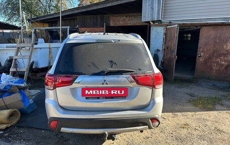 Mitsubishi Outlander III рестайлинг 3, 2015 год, 1 800 000 рублей, 2 фотография