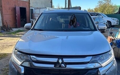 Mitsubishi Outlander III рестайлинг 3, 2015 год, 1 800 000 рублей, 18 фотография