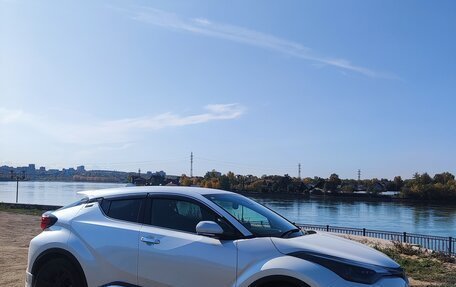 Toyota C-HR I рестайлинг, 2022 год, 2 300 000 рублей, 7 фотография