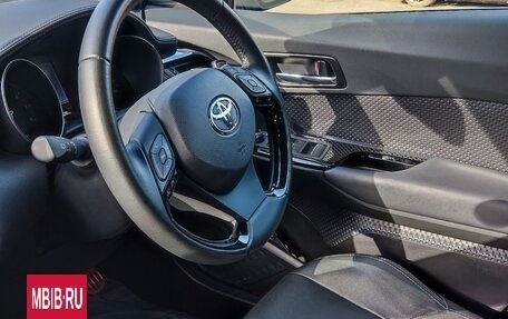 Toyota C-HR I рестайлинг, 2022 год, 2 300 000 рублей, 4 фотография