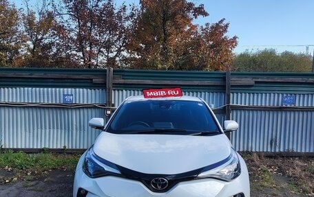Toyota C-HR I рестайлинг, 2022 год, 2 300 000 рублей, 9 фотография