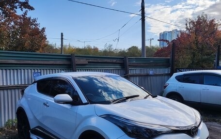 Toyota C-HR I рестайлинг, 2022 год, 2 300 000 рублей, 19 фотография