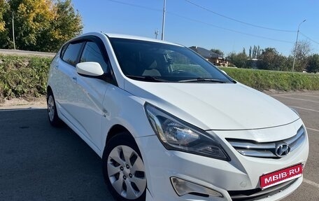 Hyundai Solaris II рестайлинг, 2015 год, 915 000 рублей, 1 фотография