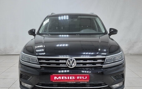 Volkswagen Tiguan II, 2018 год, 2 680 000 рублей, 2 фотография