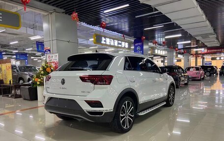 Volkswagen T-Roc I, 2021 год, 2 155 000 рублей, 2 фотография