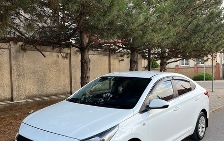 Hyundai Solaris II рестайлинг, 2018 год, 875 000 рублей, 1 фотография