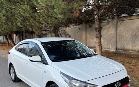 Hyundai Solaris II рестайлинг, 2018 год, 875 000 рублей, 2 фотография