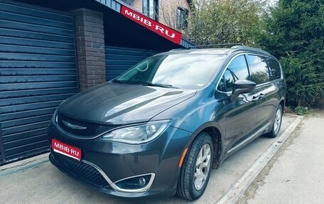 Chrysler Pacifica (RU), 2017 год, 2 615 000 рублей, 1 фотография