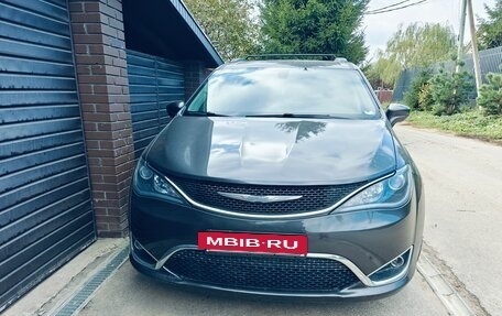 Chrysler Pacifica (RU), 2017 год, 2 615 000 рублей, 2 фотография