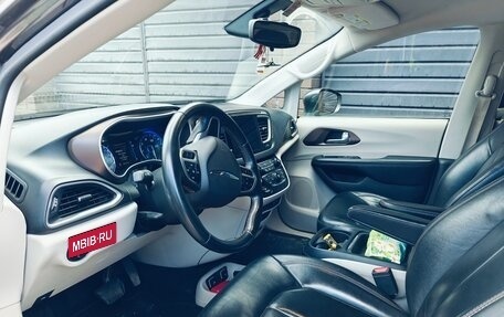 Chrysler Pacifica (RU), 2017 год, 2 615 000 рублей, 4 фотография