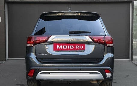 Mitsubishi Outlander III рестайлинг 3, 2021 год, 2 597 000 рублей, 6 фотография