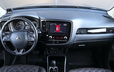 Mitsubishi Outlander III рестайлинг 3, 2021 год, 2 597 000 рублей, 11 фотография