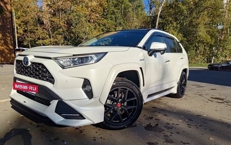 Toyota RAV4, 2019 год, 3 300 000 рублей, 4 фотография