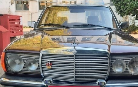 Mercedes-Benz W123, 1982 год, 530 000 рублей, 1 фотография