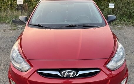 Hyundai Solaris II рестайлинг, 2013 год, 900 000 рублей, 3 фотография