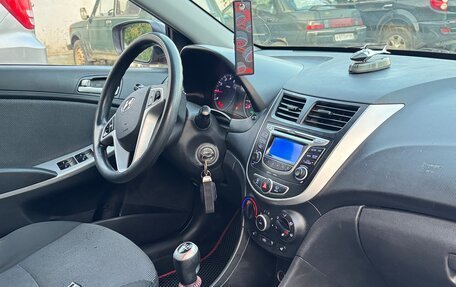 Hyundai Solaris II рестайлинг, 2013 год, 900 000 рублей, 15 фотография