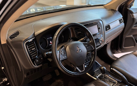 Mitsubishi Outlander III рестайлинг 3, 2018 год, 1 892 000 рублей, 10 фотография