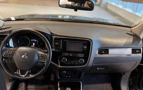 Mitsubishi Outlander III рестайлинг 3, 2018 год, 1 892 000 рублей, 11 фотография