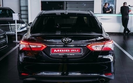 Toyota Camry, 2018 год, 1 896 000 рублей, 6 фотография