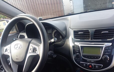 Hyundai Solaris II рестайлинг, 2012 год, 670 000 рублей, 2 фотография